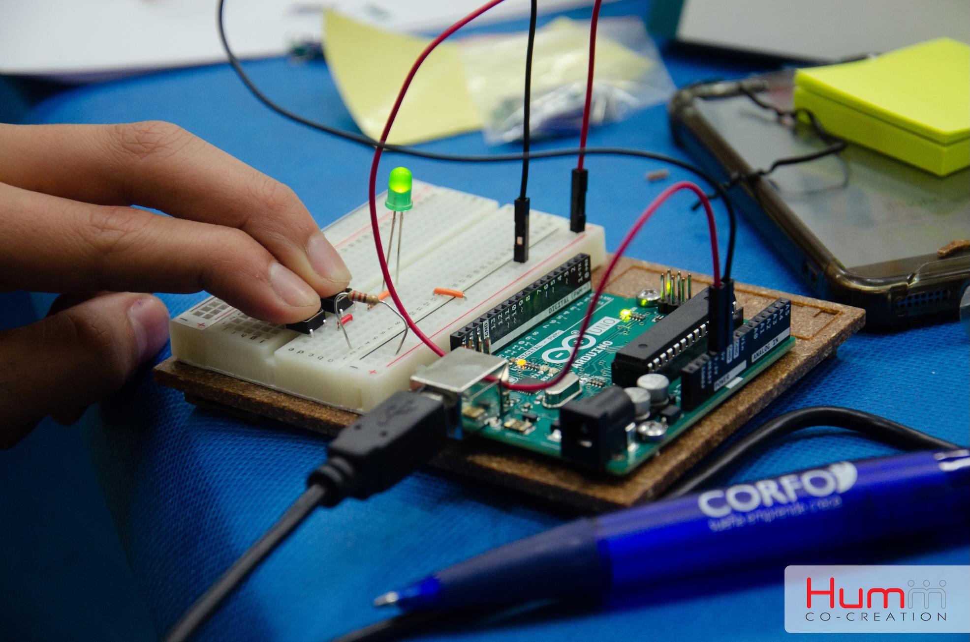 Estudiantes construyendo un prototipo Arduino